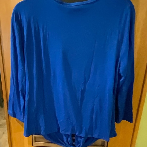 🌸🌸 C'est La Vie Women's V-Neck Blue Blouse - Picture 3 of 4